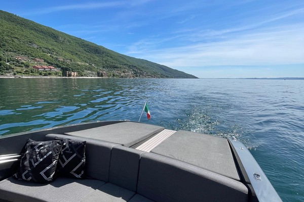 Verdeblu Boat Rental - Frauscher 1017 lido | Noleggio motoscafo sul Lago di Garda